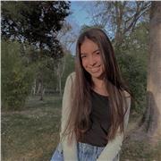 Estudiante de universidad, imparte clases particulares tanto de primaria, ESO o bachillerato social. Además de inglés